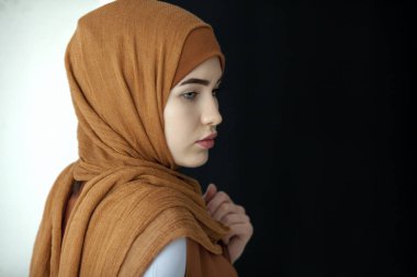 Güzel bir Müslüman kadının kafasını kapsayan bir Yeşil Fularlı portre