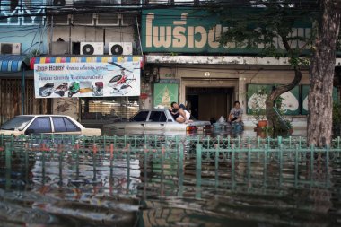 Seller, Tayland 2011 sırasında sular altında alanlarda Bangkok Editör fotoğraf sakinleri