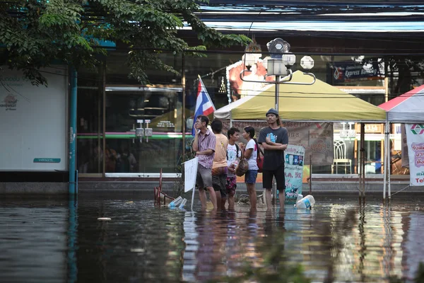 Thailand, Bangkok - November 2011: People waiting for the boat to the island during the flooding in Bangkok — Stock Photo, Image