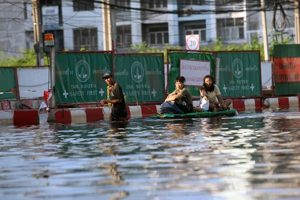 Thailand, Bangkok - November 2011: local residents during floods get to swim in a hospital — Stock Photo, Image