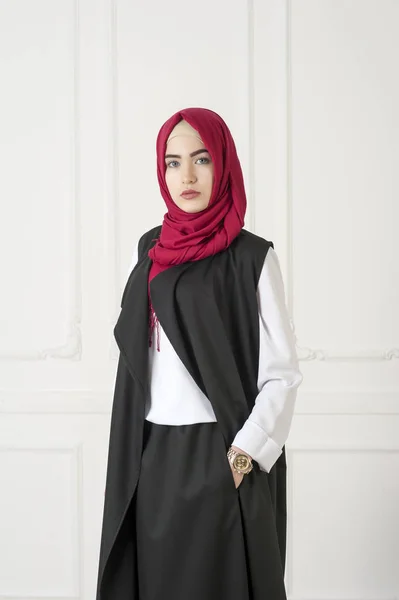 Islamische schöne Frau in einem modernen orientalischen Kleid, Studiofoto — Stockfoto