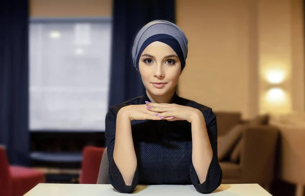 Ritratto di una bella ragazza aspetto orientale nel copricapo musulmano — Foto Stock