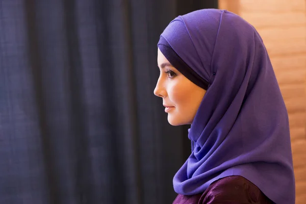 Porträtt av en vacker muslimsk kvinna i profil, traditionella täckt huvud — Stockfoto