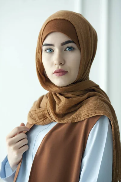 Studio photo of a beautiful young woman dressed oriental type in the Muslim style — Stock Photo, Image