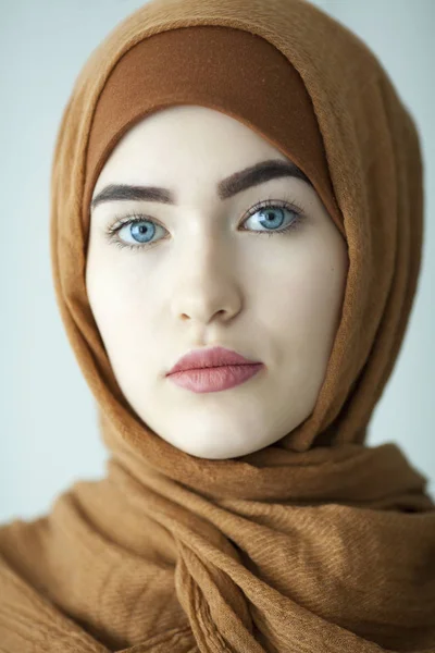 Studio portret van een jong meisje met een Europees gezicht in Oost-kleding op een witte achtergrond — Stockfoto