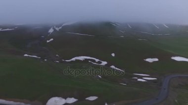 Hava video quadrocopter, dağ yolundan ve gorge, Kazbegi, Gürcistan