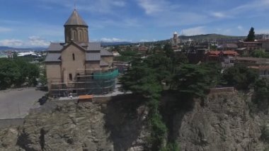 Hava video Metekhi Kilisesi ve evler Uçurumdaki Nehri'nin, Tiflis, Gürcistan