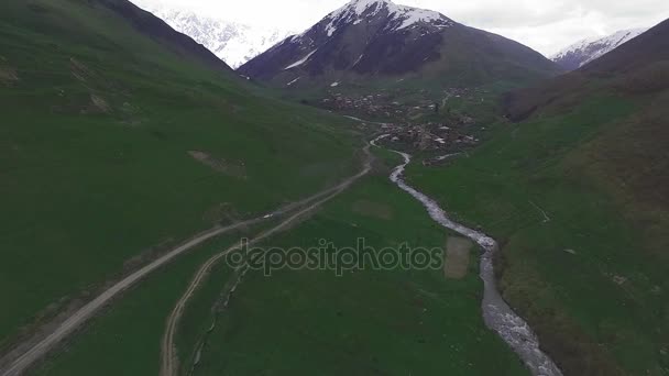 Quadrocopter, dağ köyü Ushguli, Svaneti, Gürcistan hava video — Stok video