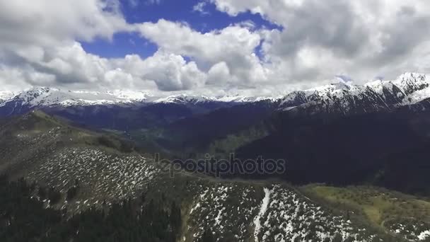 Antenna video-ból a quadrocopter a körkörös panoráma a hegyekre és a falu Mestia, Svaneti, Grúzia — Stock videók