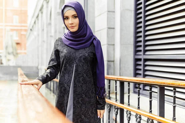 Красивая исламская женщина в традиционной восточной одежде стоит на городской улице — стоковое фото