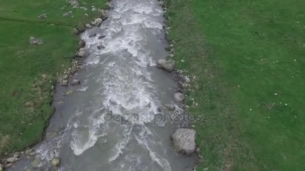 Luchtfoto video above berg rivier, Georgië — Stockvideo