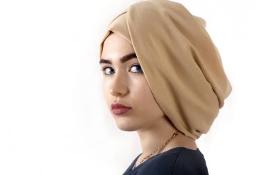 Beyaz arka plan üzerinde bir Müslüman Türban güzel genç bir kadın portresi
