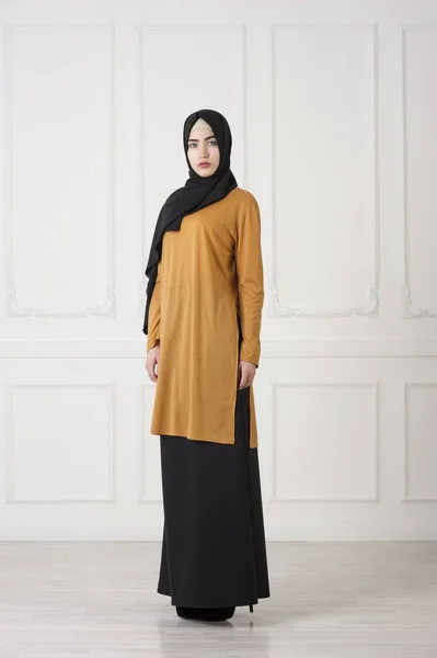 Schöne islamische Mädchen in einem geschlossenen, traditionellen muslimischen Kleid, ein Studiofoto in vollem Wachstum — Stockfoto