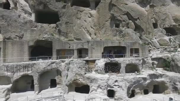 Web klášter Vardzia jeskyně v Gruzii na horu Erusheti — Stock video