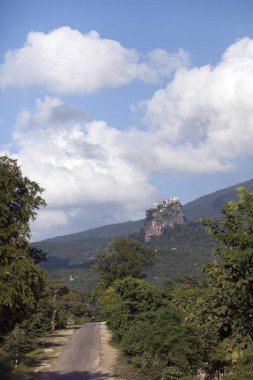 Manastır Popa yolun Mt. Popa Bagan, Mandalay, Myanmar yakınındaki bir bakış. Popa Manastırı, Popa etkin yanardağ