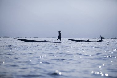 Myanmar, Inle Gölü - 09.11.2011: Şafak Inle Gölü balık, Fishermens