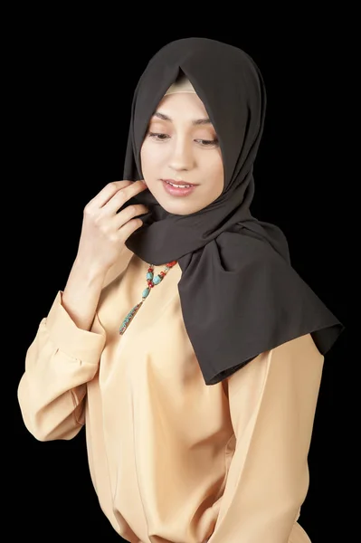 孤立した黒地にモダンなオリエンタルな衣装の美しいイスラム教徒の女性の肖像画 — ストック写真