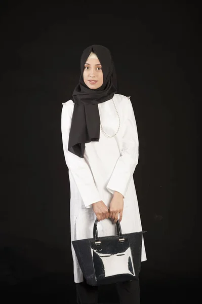 Schöne muslimische Frau in moderner orientalischer Kleidung mit Handtasche — Stockfoto