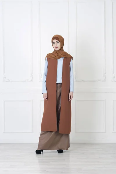 Muslimische Frau in schöner traditioneller Kleidung — Stockfoto
