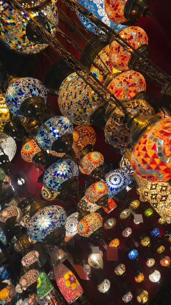 Яркая разноцветная лампа в восточном стиле — стоковое фото