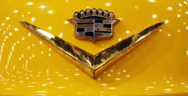 1953'ün bir Cadillac kaputa rozet