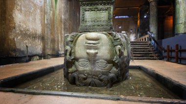 Yerebatan Sarnıcı en büyük antik Gorgon Medusa başı su rezervuarlar, Istanbul, Türkiye