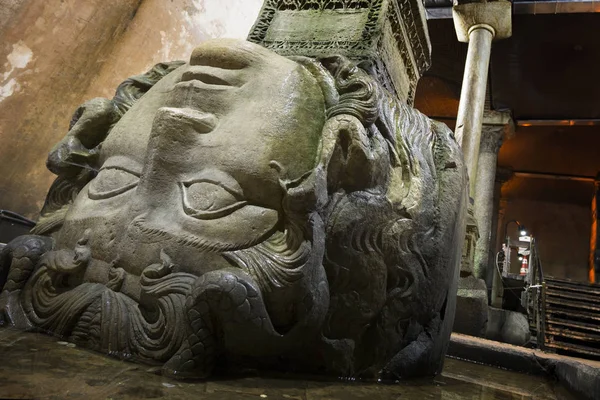 Yerebatan Sarnıcı İstanbul, Türkiye'de gösterilen medusa başı.