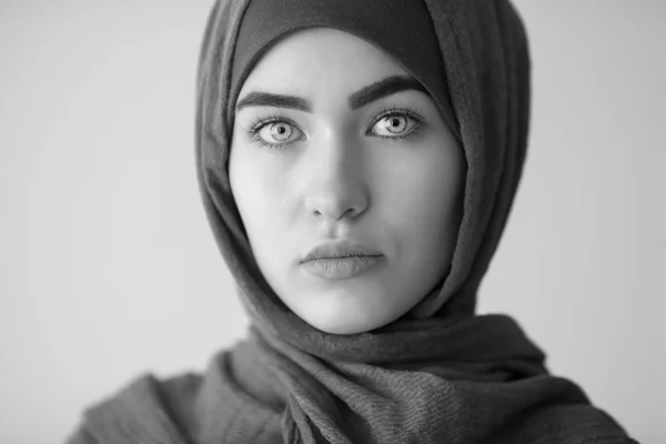 Beautiful Muslim woman, black and white portrait — Stock Photo, Image