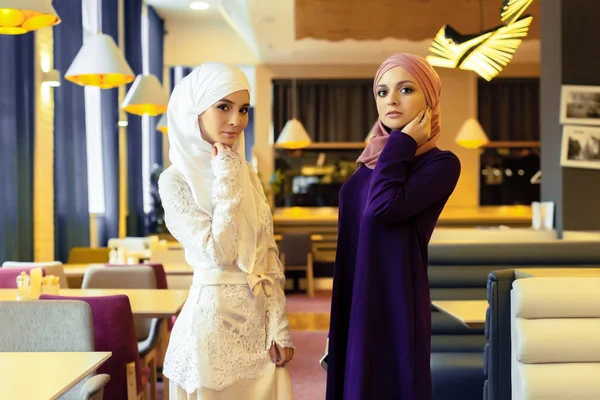 Dua wanita muslim yang cantik dalam pakaian oriental modern — Stok Foto