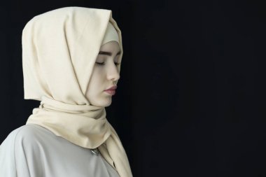 İzole hijab giyen güzel bir Müslüman kadın portresi