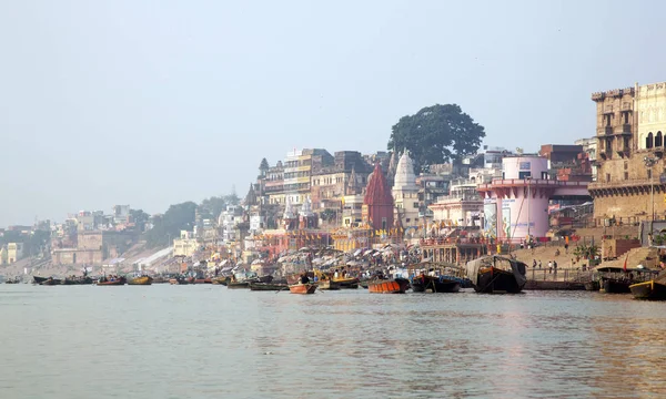 Varanasi, Indie - 19 listopada 2009 r.: Temple wzdłuż nasypu, Ghaty i starożytne budowle. — Zdjęcie stockowe