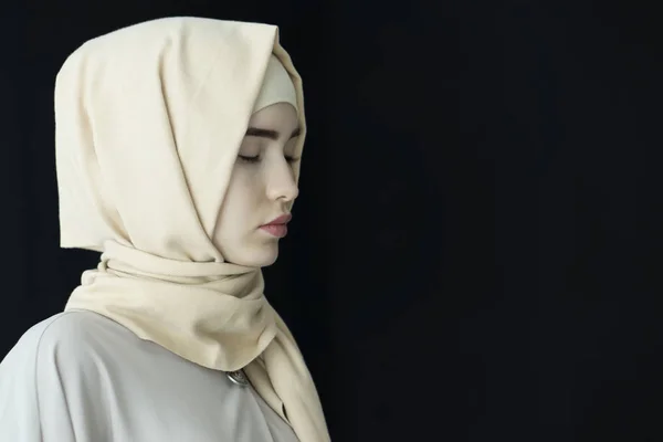 Porträtt av en vacker muslimsk kvinna som bär hijab, isolerade — Stockfoto