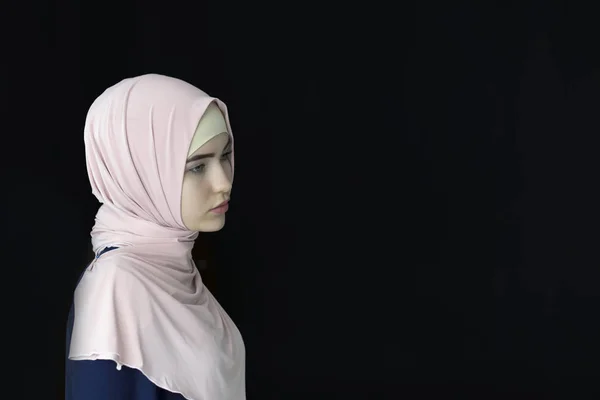 Porträt einer schönen muslimischen Frau im Hijab, isoliert Stockbild