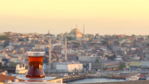 Skleničky tureckého čaje pozadí centra Istanbulu a Bosporu Stock Snímky
