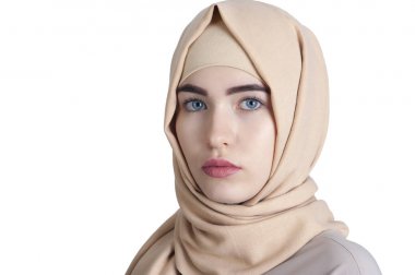 Hijab izole beyaz zemin üzerine güzel bir genç Müslüman kadın portresi