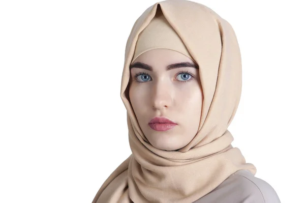 Porträt einer schönen jungen Muslimin im Hijab auf isoliertem weißem Hintergrund lizenzfreie Stockfotos