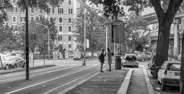 Genç kız tren durağında