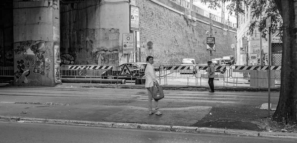 Pessoas na paragem do comboio — Fotografia de Stock