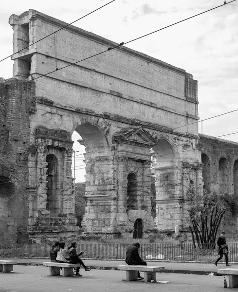 İnsanlar tren durağında — Stok fotoğraf