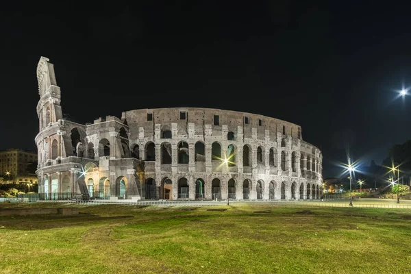 Itália Roma Piazza Del Colosseo Junho 2016 Coliseu Noite Sem — Fotografia de Stock