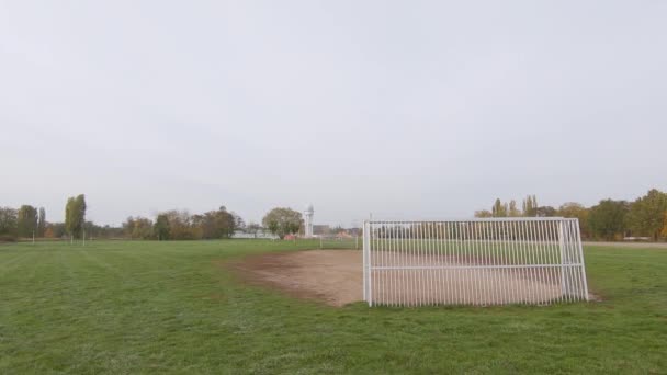 Voetbalveld in openbaar park op de voormalige luchthaven Tempelhof in Berlijn, Pan Shot — Stockvideo