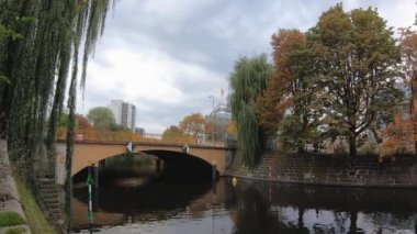 Timelapse: Berlin, Almanya 'daki Adenauer-Haus Kanalında Turist Teknesi