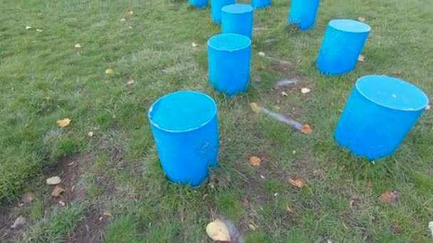 Blaue Sitze im öffentlichen Park am ehemaligen Flughafen Tempelhof in Berlin, Kippschuss — Stockvideo