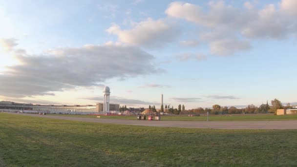 Kerékpárosok a volt berlini Tempelhof repülőtér nyilvános parkjában esténként — Stock videók