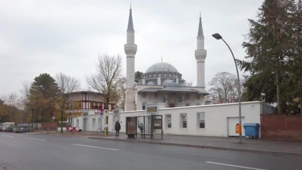 Autobús amarillo BVG en una parada de autobús frente a la mezquita Sehitlik en Berlín, Alemania — Vídeos de Stock