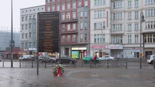 Plaque commémorative pour les victimes des camps de concentration à Berlin — Video
