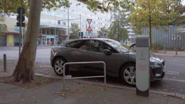 Berlin 'deki elektrikli taşıtlar için şarj istasyonundaki araba şarj noktası.