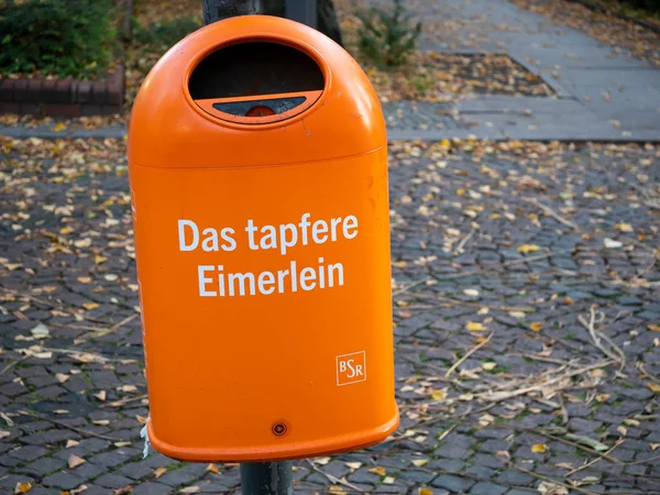 Papelera de basura en Berlín, Alemania con inscripción Das tapfere Eimerlein — Foto de Stock