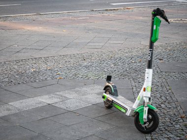Berlin, Almanya 'da Limonlu Motorlu Scooter
