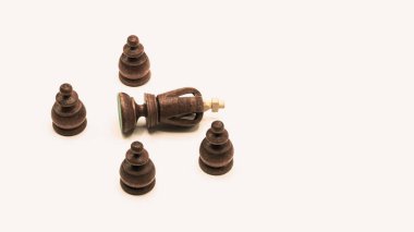 Devrim Konsepti: Yenilen Kral Satranç Parçası Etrafındaki Piyonlar